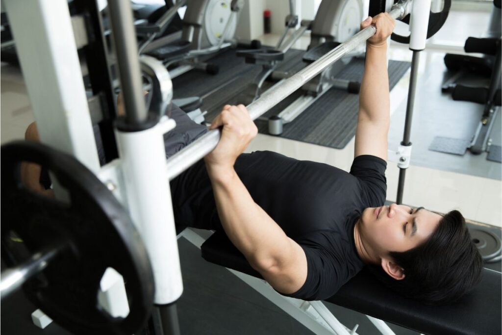 ベンチプレスを行う男性