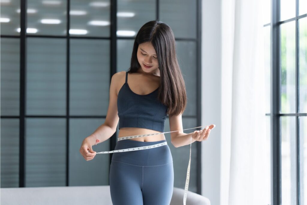 ウエストを測る女性