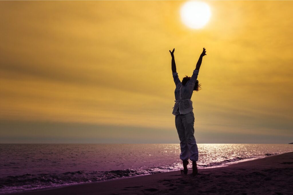 太陽を浴びる女性